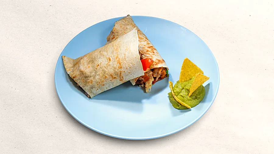 Hovězí burrito s tortilla chipsem a guacamole