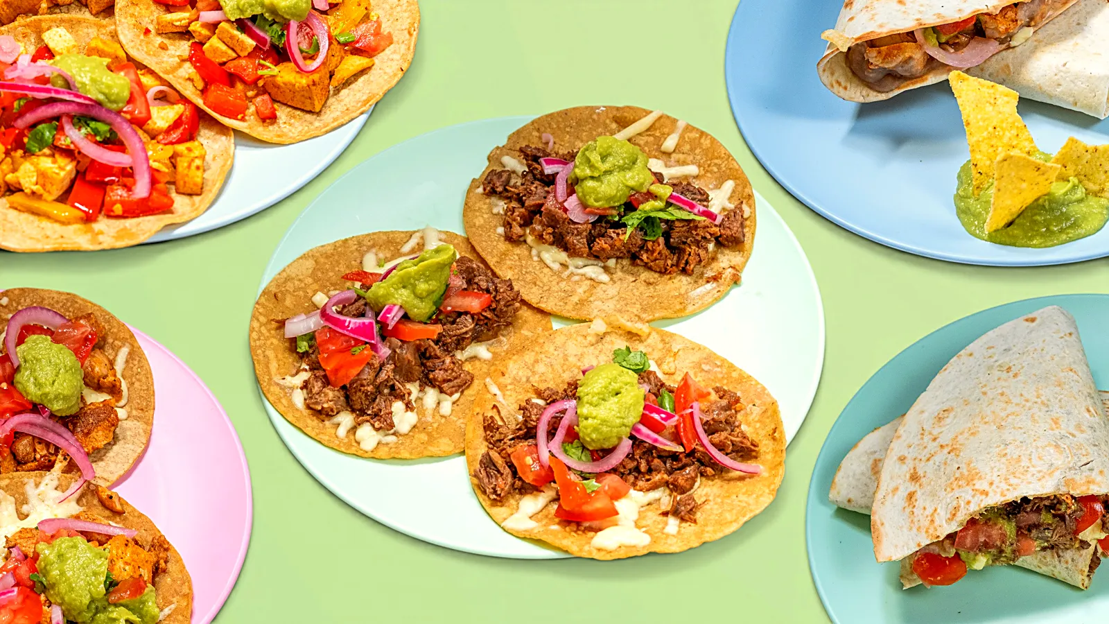 Tacos, burrito a quesadilla na barevných talířích