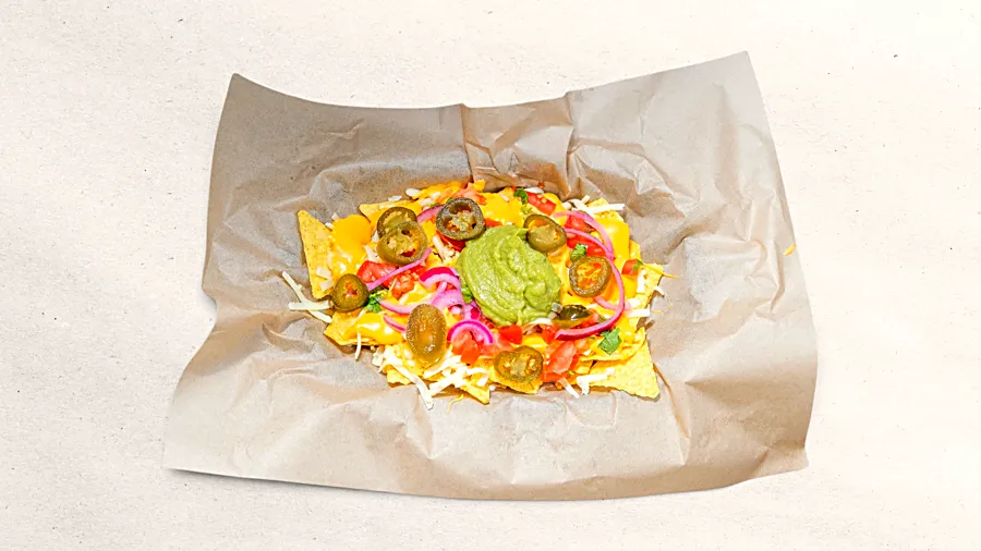 Nachos se sýrem, jalapeños a guacamole